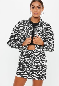 Crop-Jeansjacke mit Zebra-Muster in Weiß