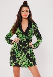 Missguided - Tall blazerkleid in wickeloptik mit palmenmuster in schwarz