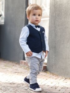 Conjunto para bebé niño de ceremonia con chaleco de punto + camisa + pajarita + pantalón azul oscuro liso