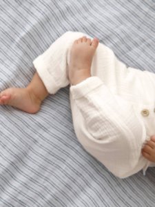 Pantalón corte árabe de gasa de algodón bebé niño blanco medio liso