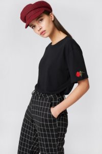 NA-KD Rose Sleeve Embroidery Tee - Black