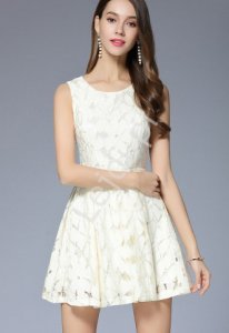 Biała koronkowa sukienka z kwiatowym wzrorem