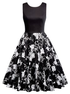 Czarna rozkloszowana sukienka z dołem w biały kwiatowy wzór | pin up na wesele 463-4