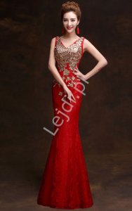 Czerwona koronkowa sukienka z trenem zdobiona kryształkami