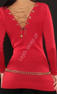 Czerwony sweter z dekoltem na plecach, zdobiony złotym łańcuszkiem