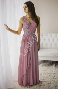 Długa suknia wieczorowa w kolorze brudnego różu z drapowaniem na dekolcie