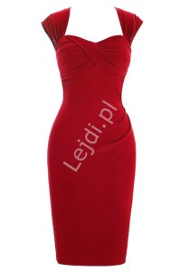 Elegancka sukienka czerwona z zakładkami na biuście