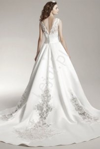 Fenomenalna suknia ślubna z trenem zdobionym guziczkami