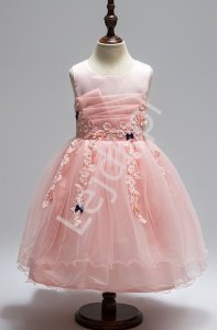 Jasno różowa sukienka dla dziewczynki tiulowa zdobiona koronkowymi kwiatkami i kokardkami