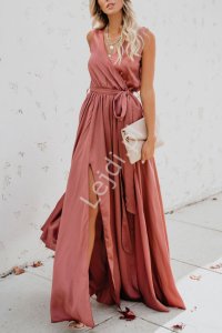 Klasyczna prosta długa sukienka w kolorze brudnego różu