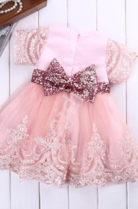 Różowa sukienka dla dziewczynki z koronką i cekinową kokardą