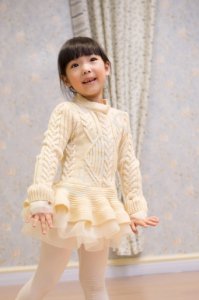 Sweterkowa tunika dla dziewczynki z tiulową spódniczką, waniliowa