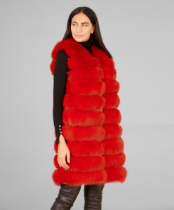 Sleeveless fox fur coat with clip closing • red colour