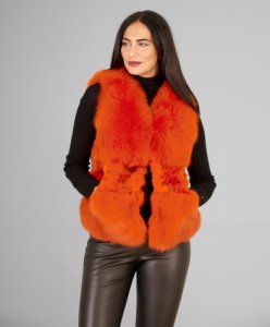 Sleeveless fox fur jacket with clip closing • orange colour