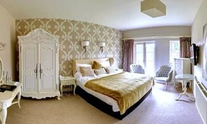 Oxfordshire: Courtyard or Town Double Room for Two with Breakfast and Two-Course Dinner at The Spread Eagle