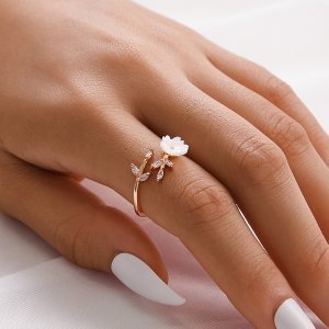 Ring met strass en bloemdecor