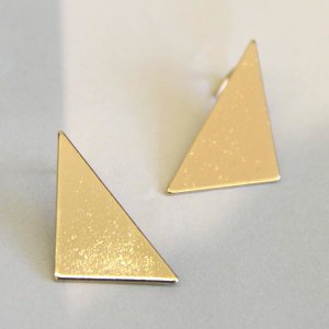 Paisie - Triangle earrings in gold-tone