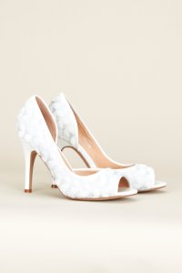 Wallis - **white textile covered court shoe, white