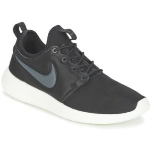 Nike  ROSHE TWO W  women's Shoes (Trainers) in Black