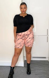 Prettylittlething - Plus pink splatter cycle shorts
