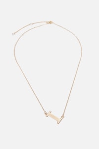 Rubi - Tilted Letter Necklace - Gold i