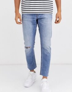 ASOS DESIGN cropped slim jeans in light wash with raw hem and knee rip-Blue