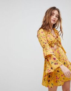 Glamorous Tea Dress With Cut Out In Floral Print-Yellow