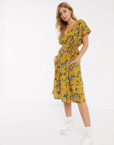 Influence wrap dress with pockets in mustard graduated heart print-Yellow
