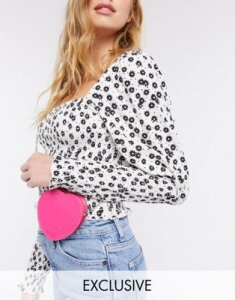 My Accessories London Exclusive circle mini heart body bag with chain strap in pink patent
