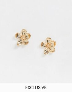 Pieces floral stud earrings in gold