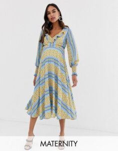 Queen Bee Maternity ruffle plunge front midaxi dress in chain print-Multi