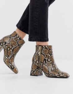 Stradivarius zip side heeled boot in snake-Brown