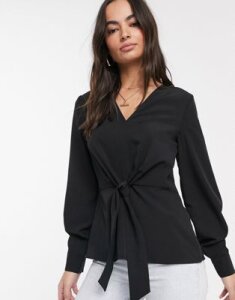 Vila top with v neck and tie front in black