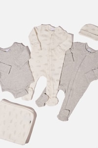Cotton On Kids - Bundle Nb Romper, Bubbysuit, Blanket & Beanie - Milk hedgehog